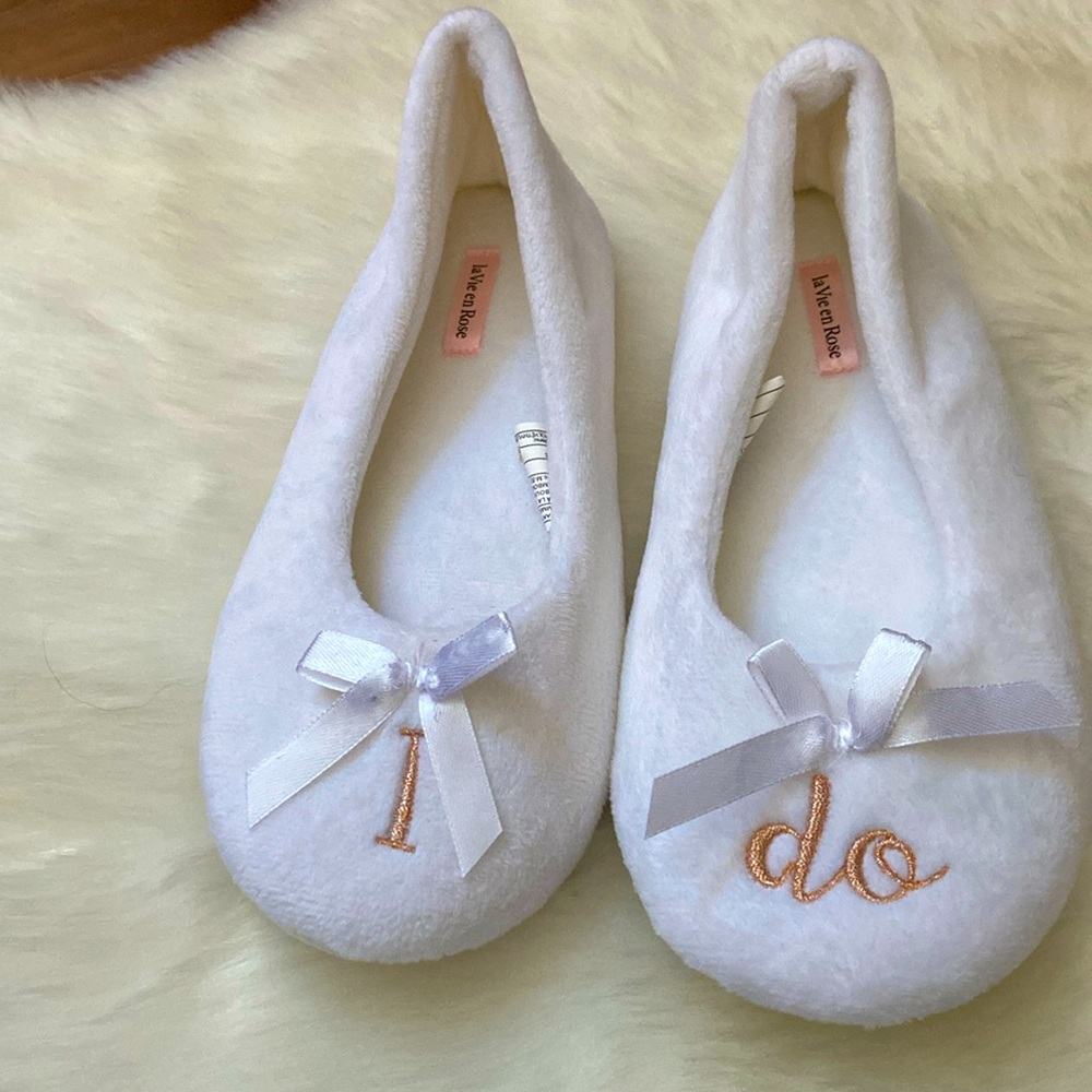 La Vie en Rose white “I Do” indoor slippers in size S